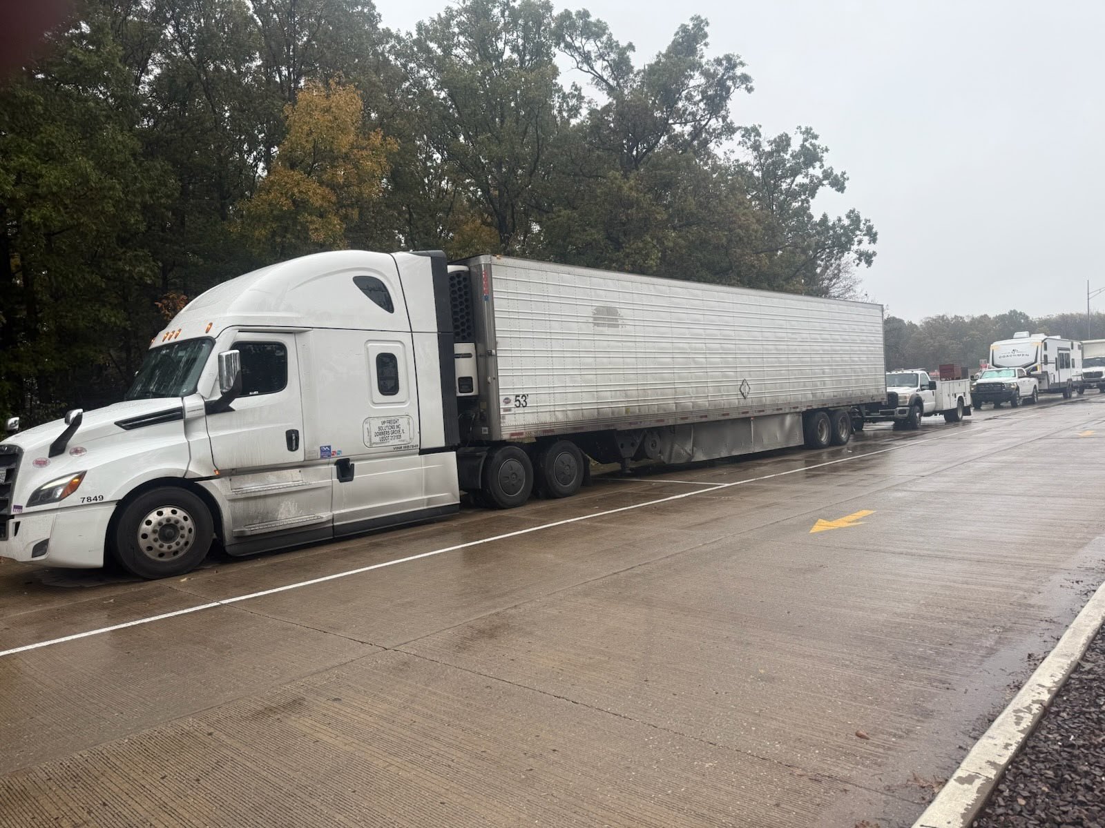Semi-truck fleet receiving mobile repair service
